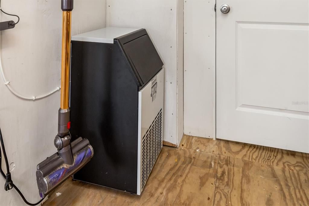 For Rent: $10,000 (3 beds, 1 baths, 957 Square Feet)