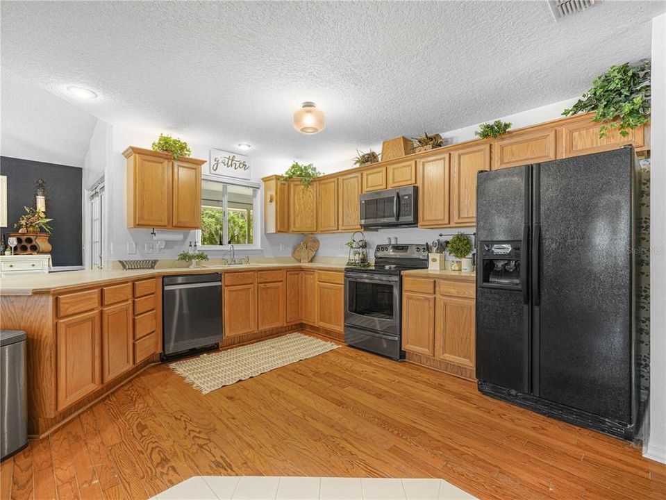 Activo con contrato: $574,900 (4 camas, 2 baños, 2125 Pies cuadrados)