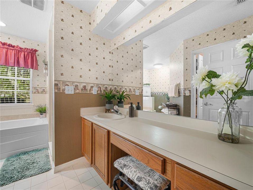 Activo con contrato: $574,900 (4 camas, 2 baños, 2125 Pies cuadrados)