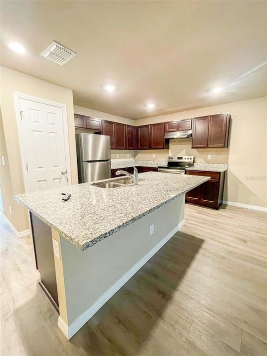 Activo con contrato: $399,900 (6 camas, 0 baños, 2694 Pies cuadrados)