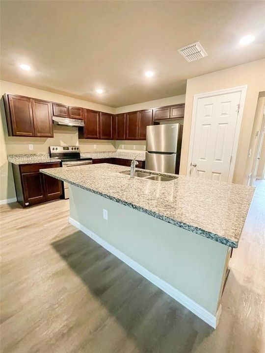 Activo con contrato: $399,900 (6 camas, 0 baños, 2694 Pies cuadrados)