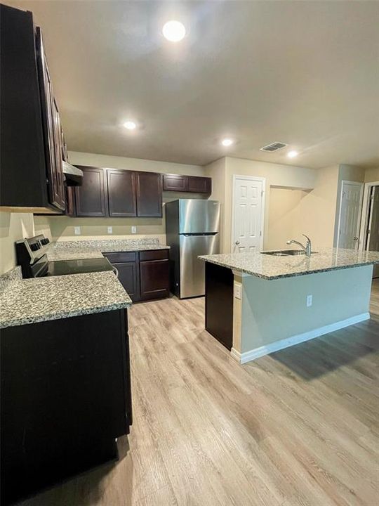 Activo con contrato: $399,900 (6 camas, 0 baños, 2694 Pies cuadrados)