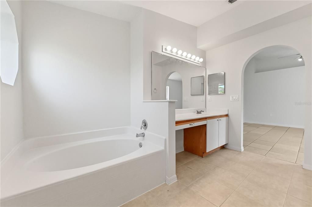 Под контрактом: $399,000 (4 спален, 2 ванн, 1836 Квадратных фут)