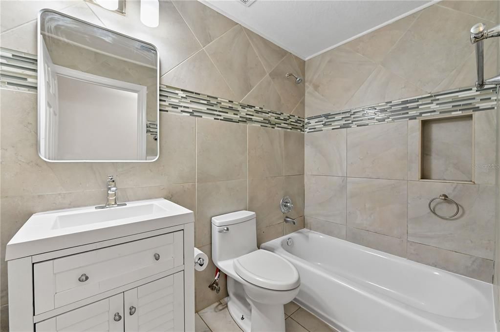 Под контрактом: $399,000 (4 спален, 2 ванн, 1836 Квадратных фут)