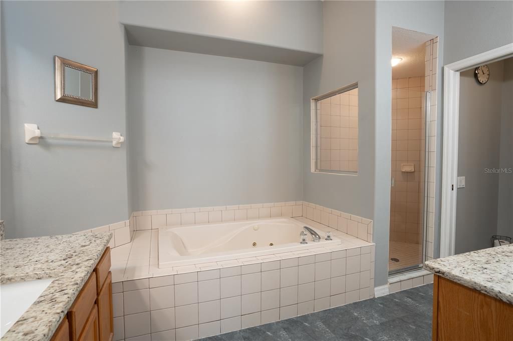 Activo con contrato: $555,000 (4 camas, 3 baños, 2273 Pies cuadrados)