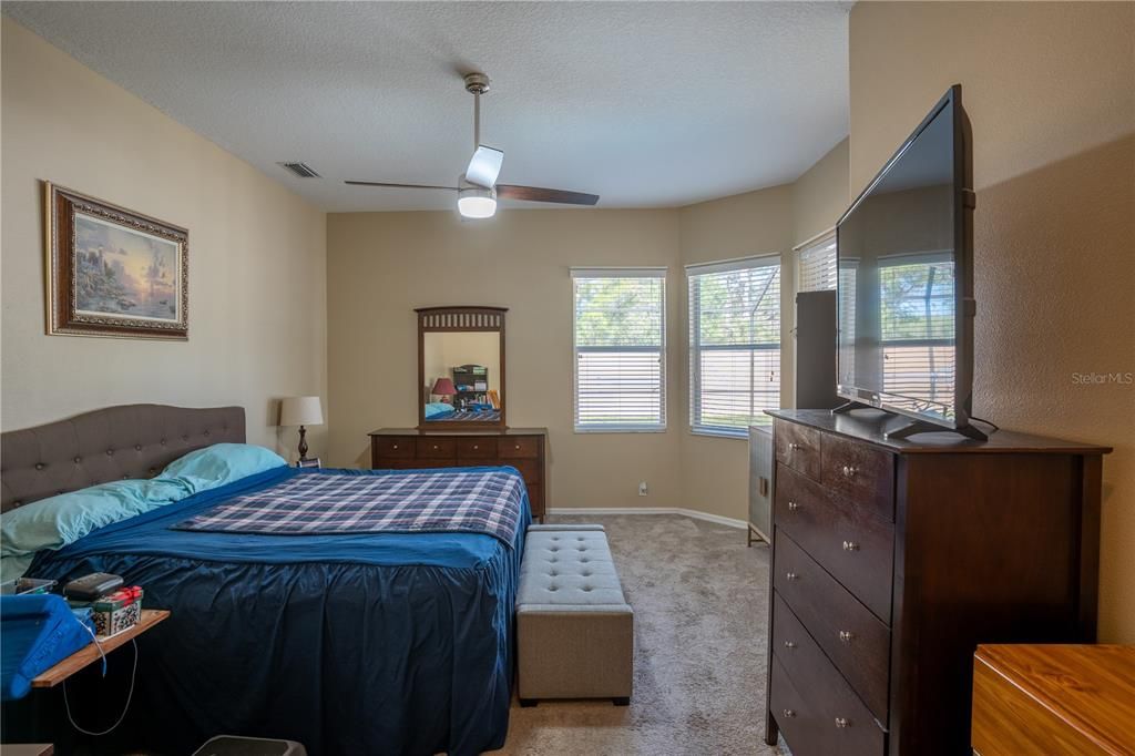 Activo con contrato: $555,000 (4 camas, 3 baños, 2273 Pies cuadrados)