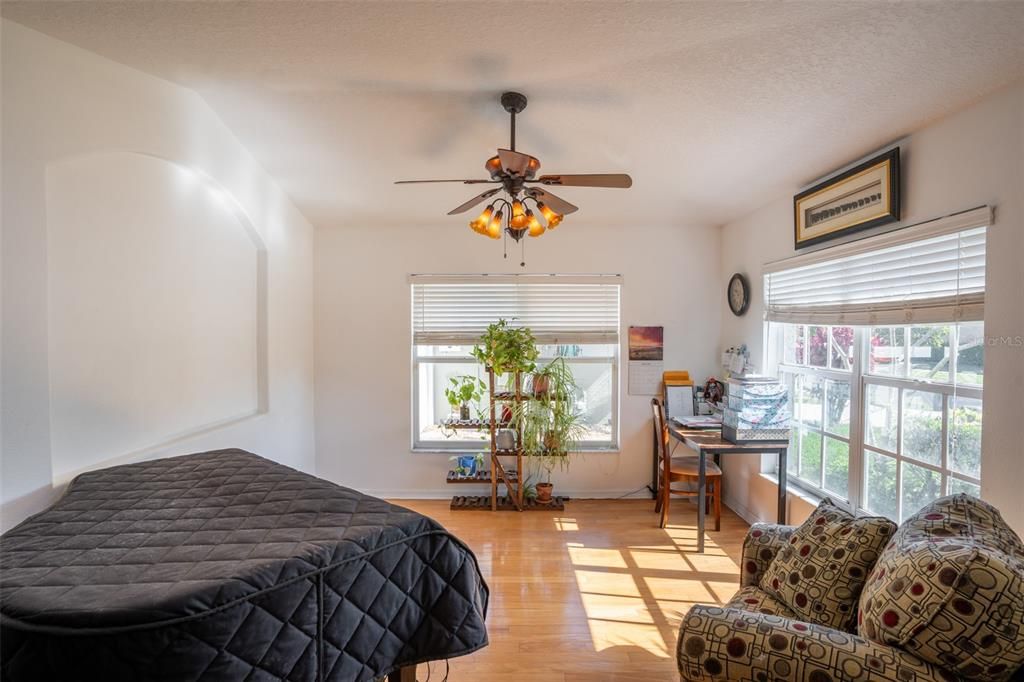 Activo con contrato: $555,000 (4 camas, 3 baños, 2273 Pies cuadrados)