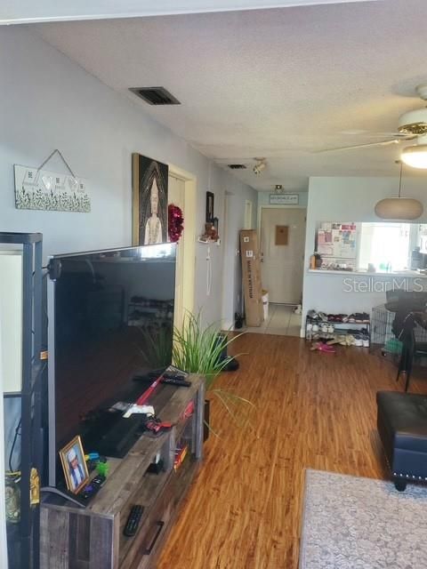 For Sale: $135,000 (2 beds, 1 baths, 858 Square Feet)