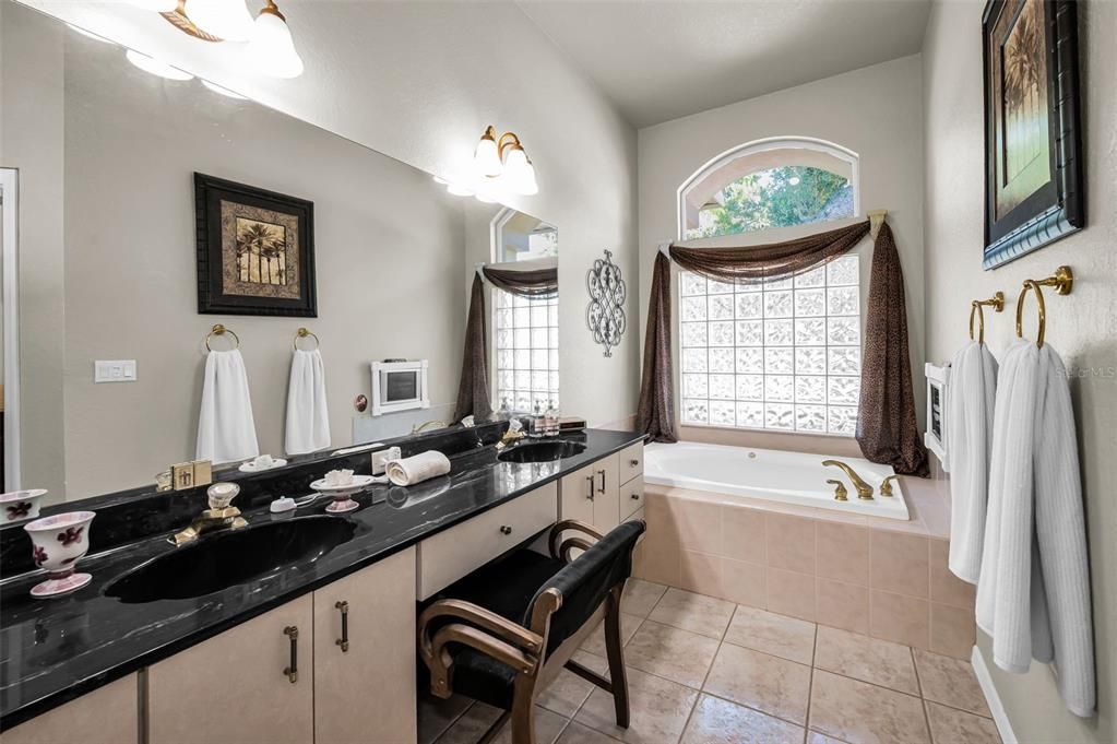 En Venta: $899,000 (4 camas, 3 baños, 2786 Pies cuadrados)