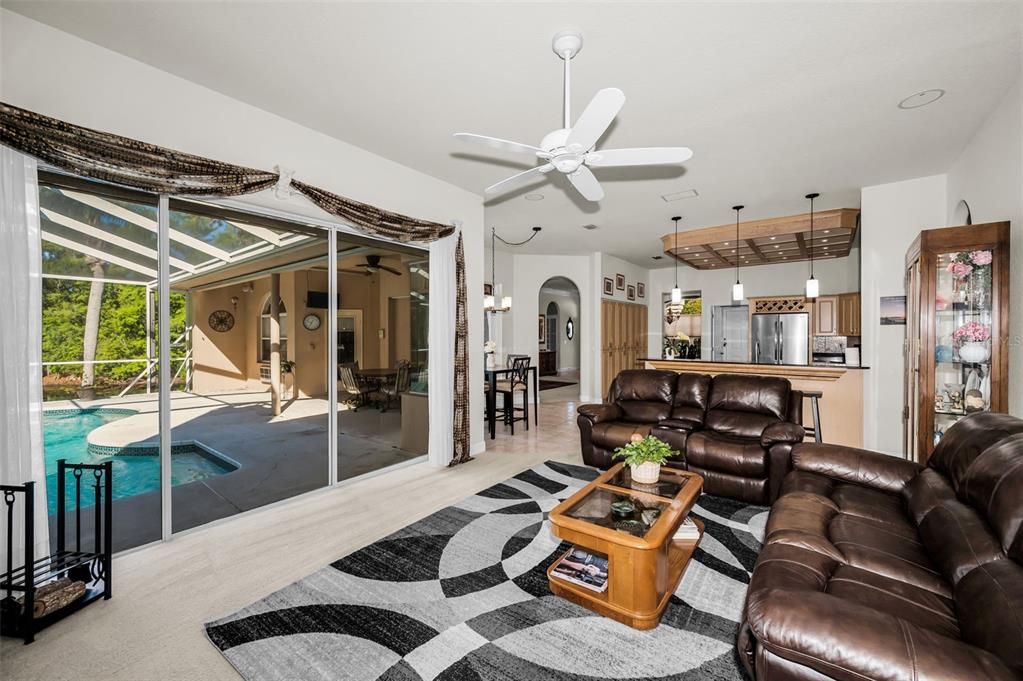 En Venta: $899,000 (4 camas, 3 baños, 2786 Pies cuadrados)