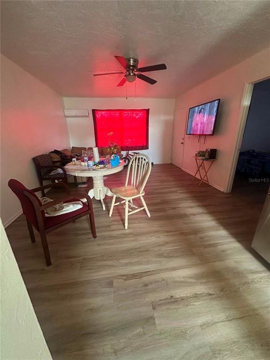 For Rent: $1,300 (2 beds, 1 baths, 868 Square Feet)