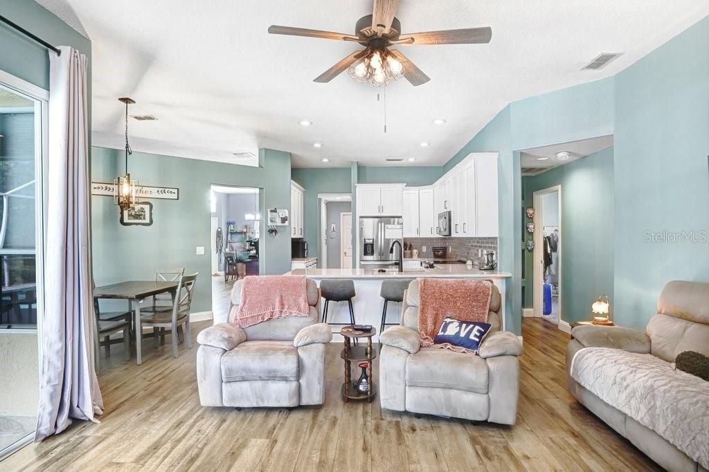 Activo con contrato: $585,000 (5 camas, 3 baños, 2557 Pies cuadrados)
