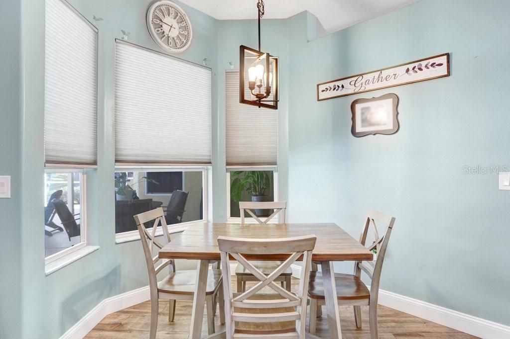 Activo con contrato: $585,000 (5 camas, 3 baños, 2557 Pies cuadrados)