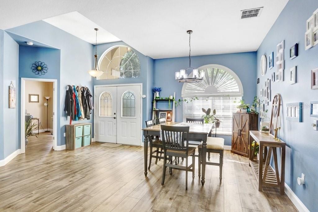 Activo con contrato: $585,000 (5 camas, 3 baños, 2557 Pies cuadrados)