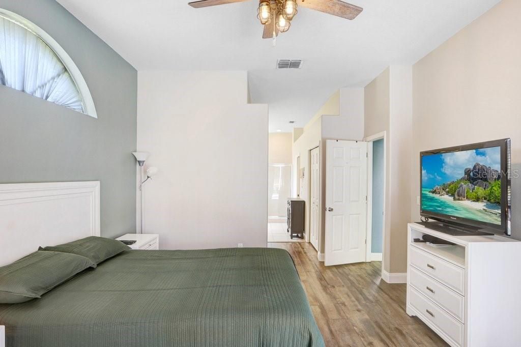 Activo con contrato: $585,000 (5 camas, 3 baños, 2557 Pies cuadrados)
