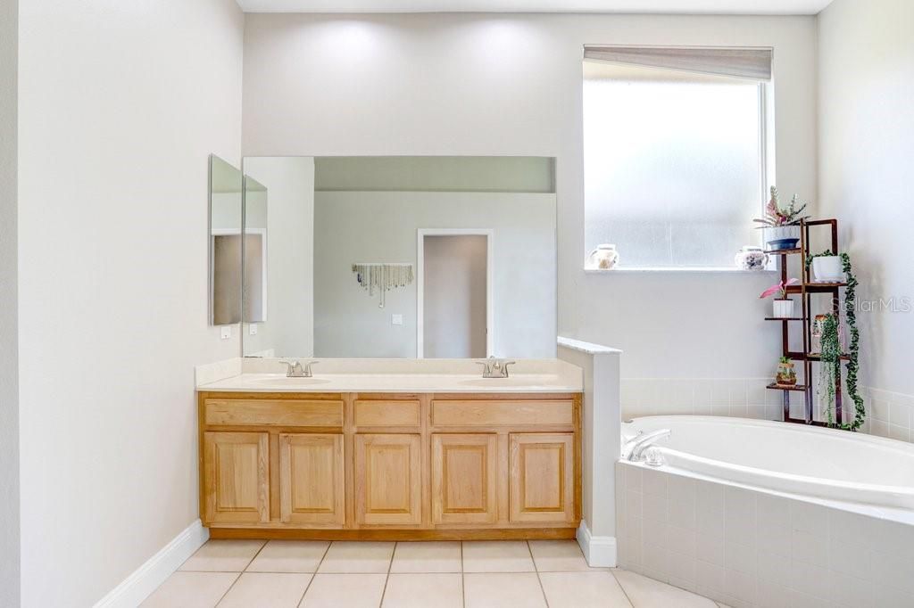 Activo con contrato: $585,000 (5 camas, 3 baños, 2557 Pies cuadrados)