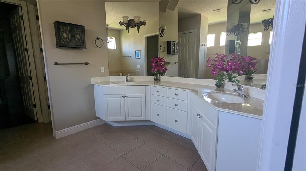 For Sale: $599,900 (4 beds, 3 baths, 2787 Square Feet)