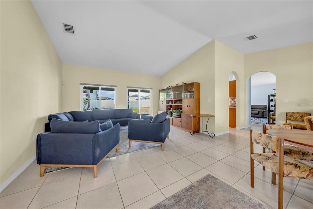 Activo con contrato: $687,900 (3 camas, 2 baños, 1794 Pies cuadrados)