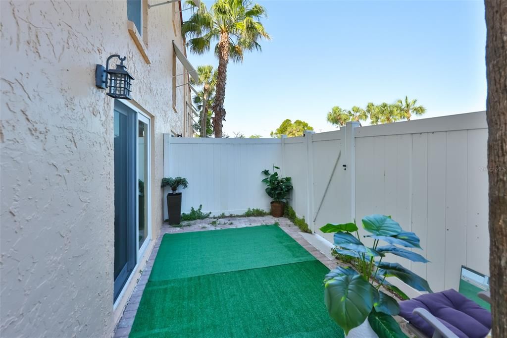 For Sale: $220,000 (1 beds, 1 baths, 645 Square Feet)