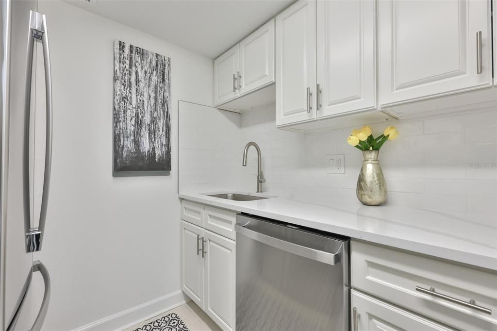 For Sale: $220,000 (1 beds, 1 baths, 645 Square Feet)