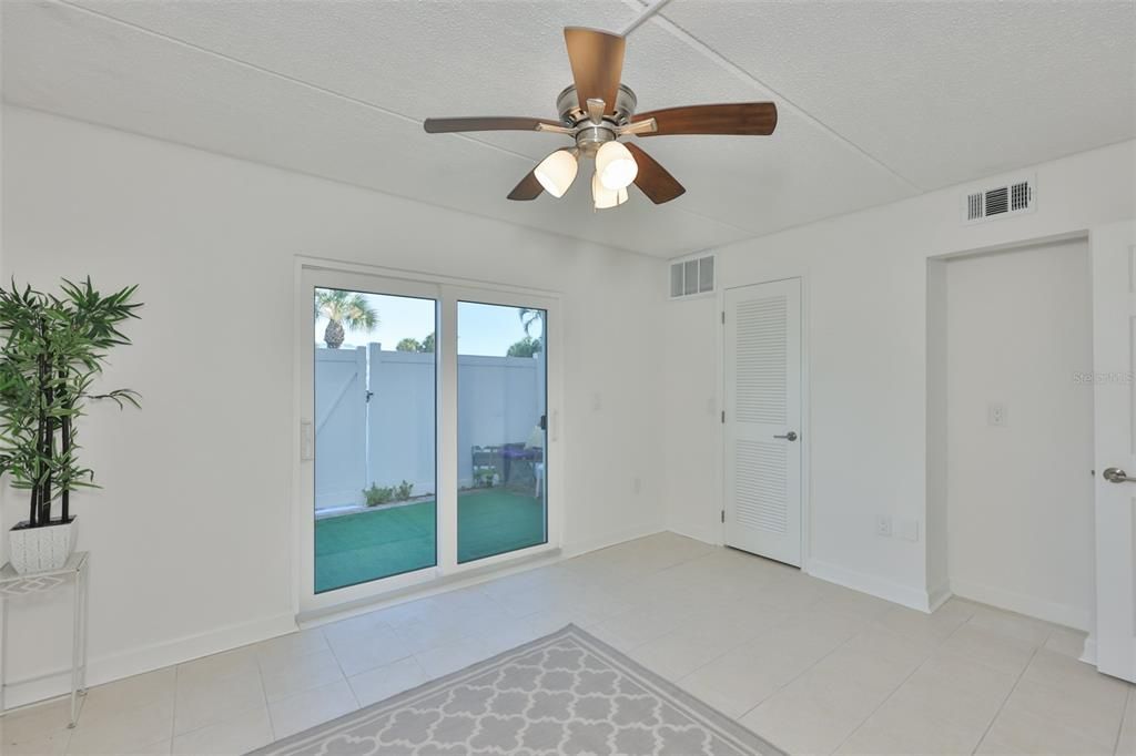 For Sale: $220,000 (1 beds, 1 baths, 645 Square Feet)