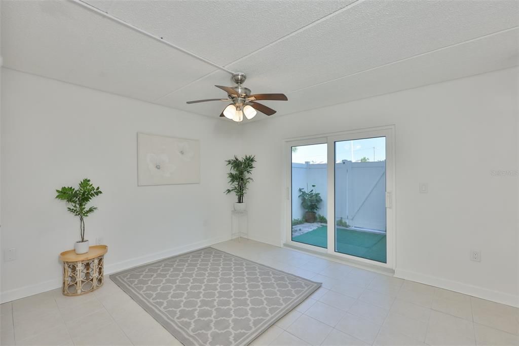 For Sale: $220,000 (1 beds, 1 baths, 645 Square Feet)