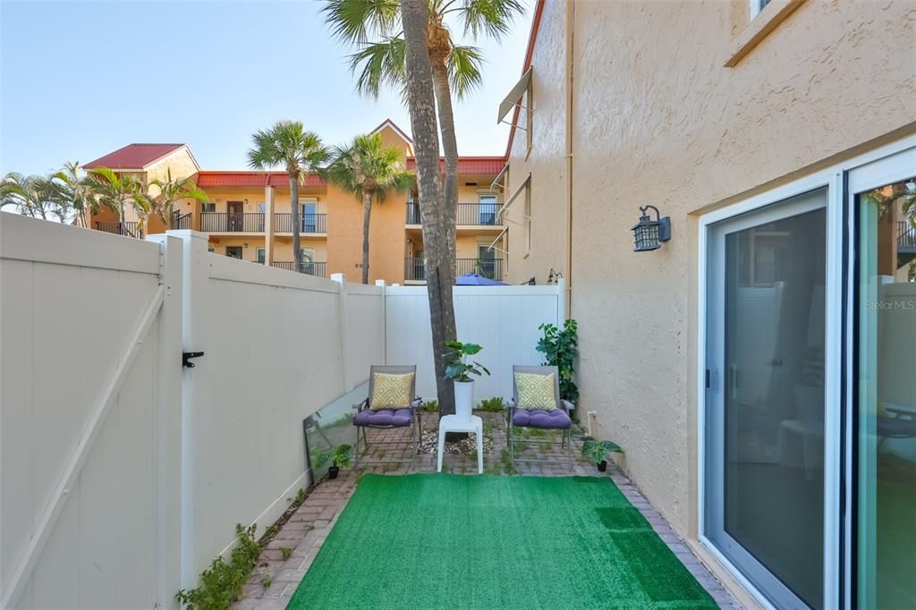 For Sale: $220,000 (1 beds, 1 baths, 645 Square Feet)