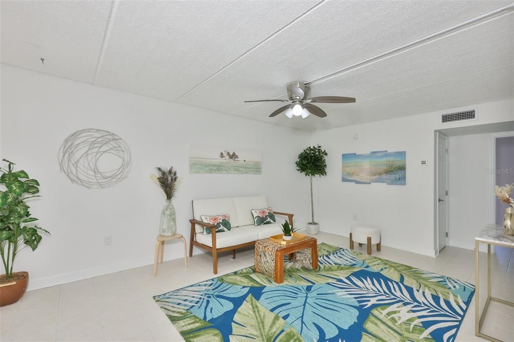 For Sale: $220,000 (1 beds, 1 baths, 645 Square Feet)