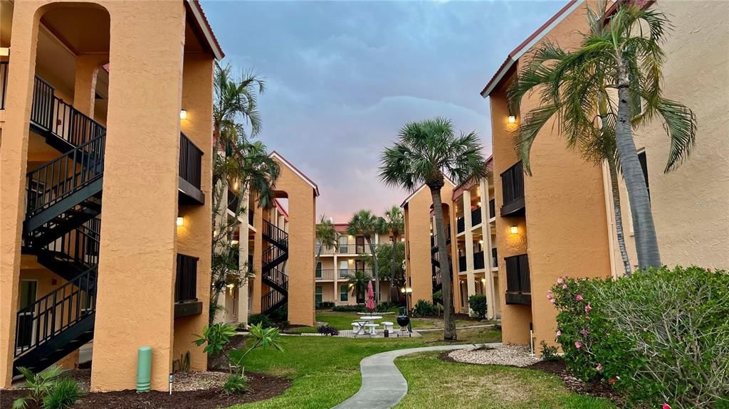 For Sale: $220,000 (1 beds, 1 baths, 645 Square Feet)
