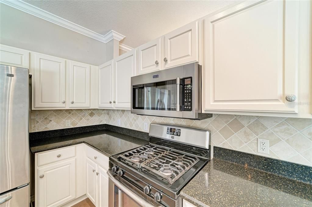 Activo con contrato: $525,000 (3 camas, 2 baños, 2093 Pies cuadrados)