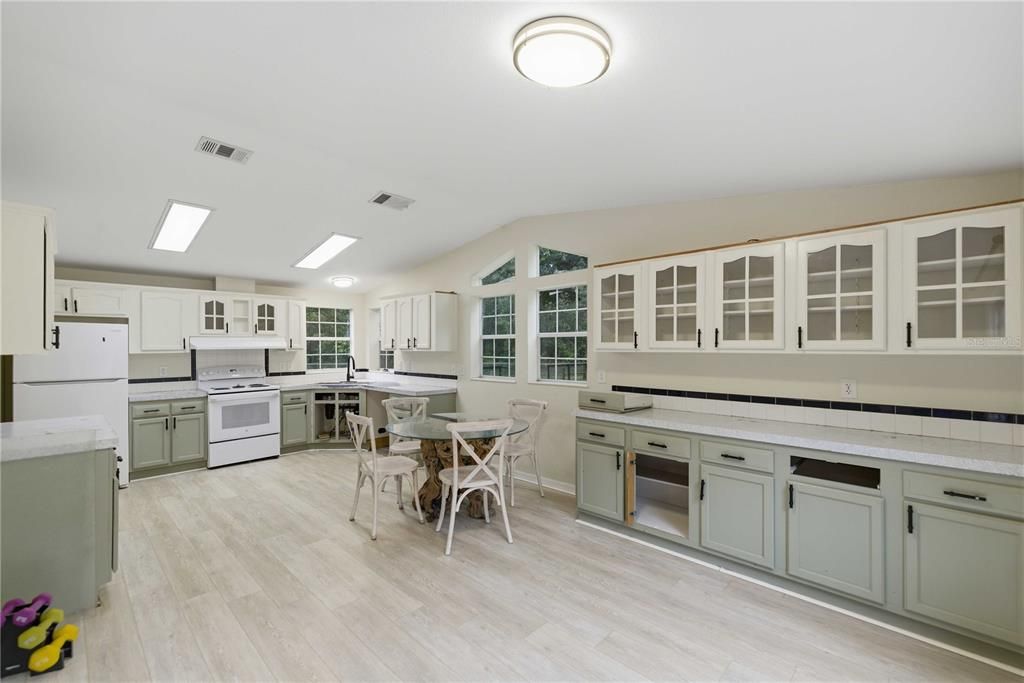 For Sale: $460,000 (3 beds, 2 baths, 1818 Square Feet)