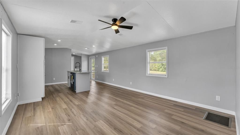 Active With Contract: $230,000 (3 beds, 2 baths, 858 Square Feet)