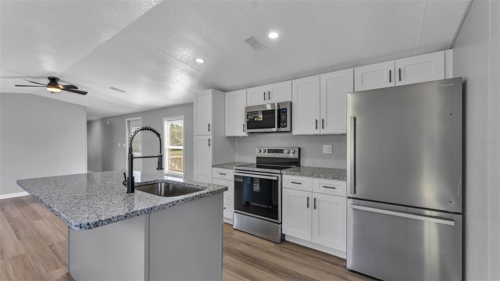 Active With Contract: $230,000 (3 beds, 2 baths, 858 Square Feet)