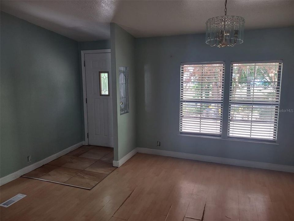 For Sale: $325,000 (5 beds, 3 baths, 2094 Square Feet)