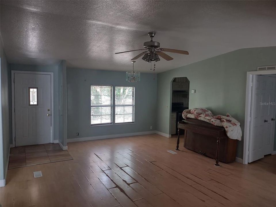 For Sale: $325,000 (5 beds, 3 baths, 2094 Square Feet)