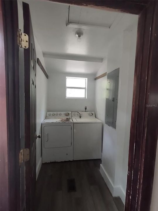 For Sale: $325,000 (5 beds, 3 baths, 2094 Square Feet)