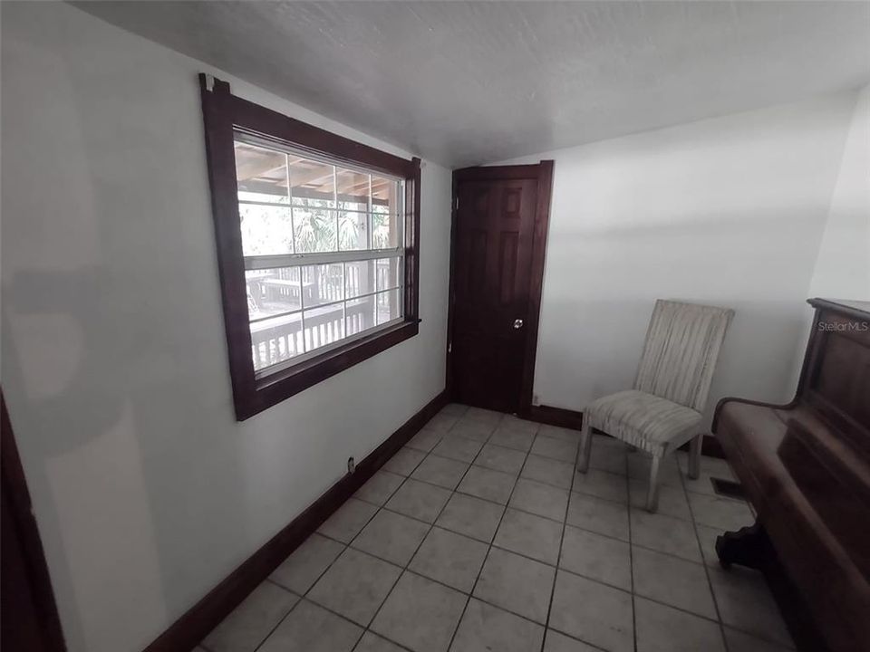 For Sale: $325,000 (5 beds, 3 baths, 2094 Square Feet)
