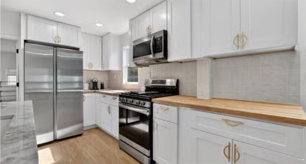 Active With Contract: $319,000 (2 beds, 1 baths, 699 Square Feet)