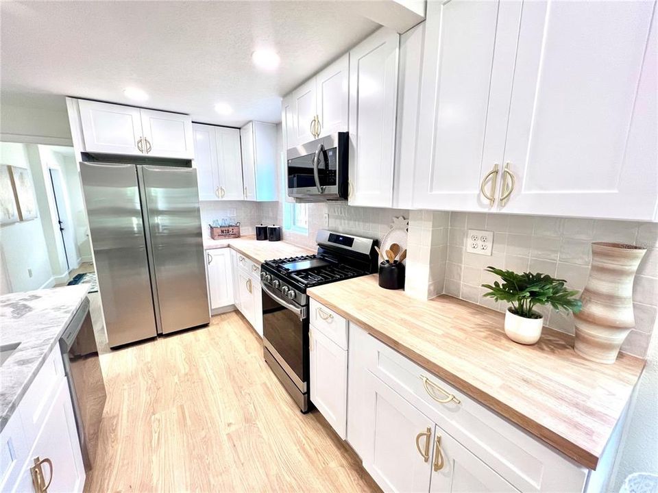 Active With Contract: $319,000 (2 beds, 1 baths, 699 Square Feet)