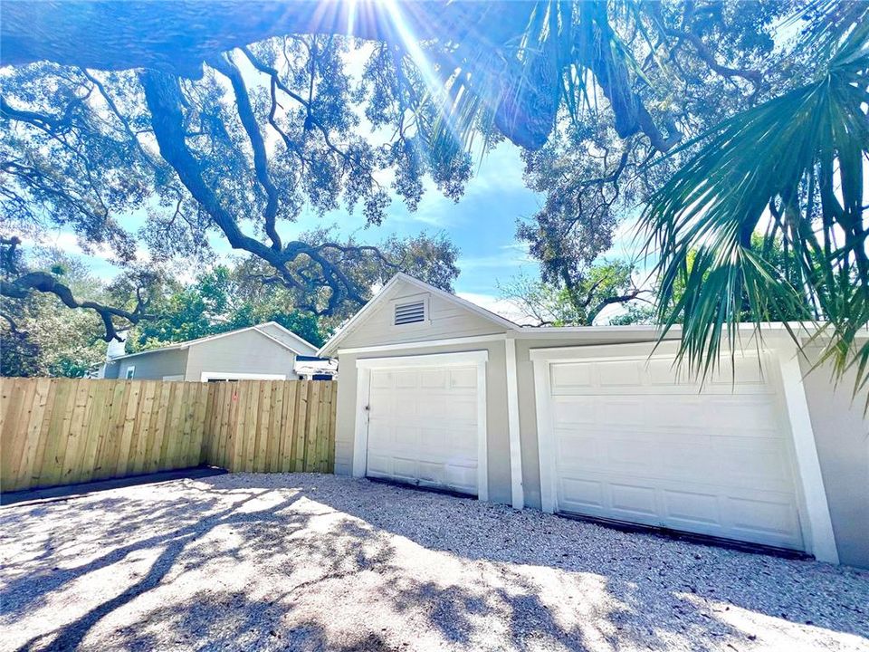 Active With Contract: $319,000 (2 beds, 1 baths, 699 Square Feet)
