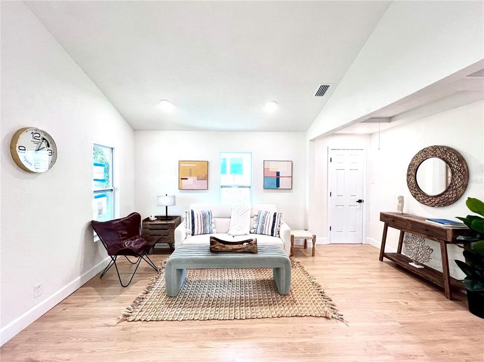 Active With Contract: $319,000 (2 beds, 1 baths, 699 Square Feet)