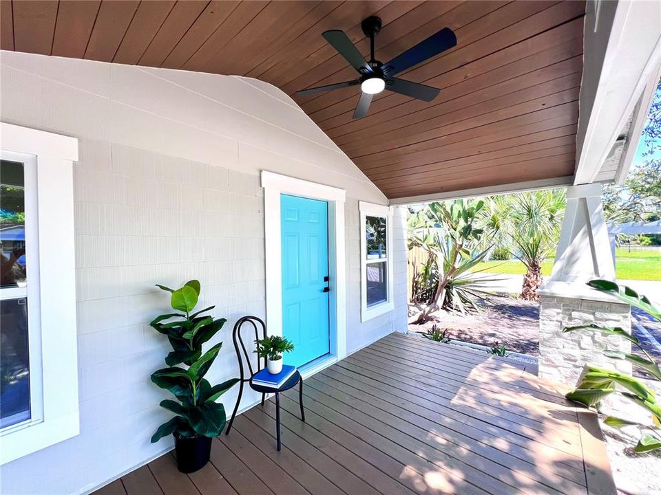Active With Contract: $319,000 (2 beds, 1 baths, 699 Square Feet)