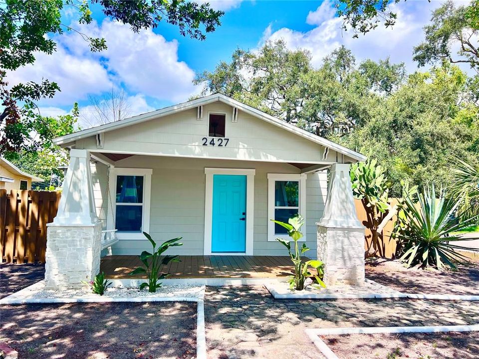 Active With Contract: $319,000 (2 beds, 1 baths, 699 Square Feet)