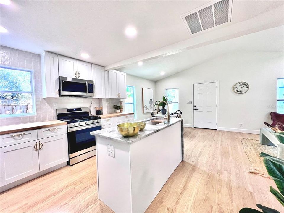 Active With Contract: $319,000 (2 beds, 1 baths, 699 Square Feet)