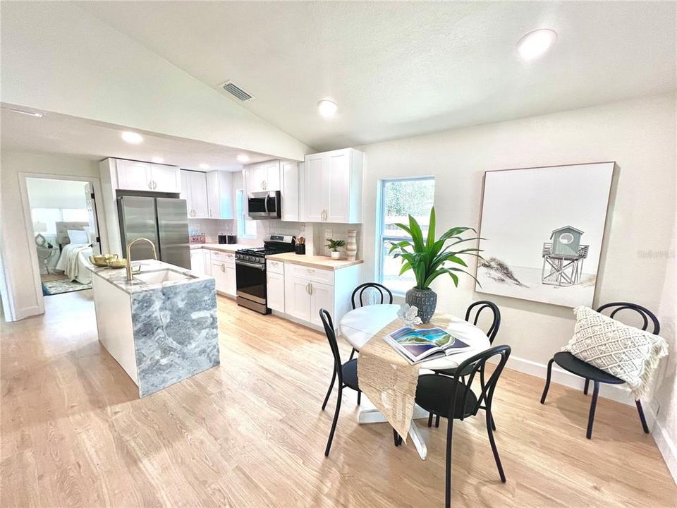 Active With Contract: $319,000 (2 beds, 1 baths, 699 Square Feet)