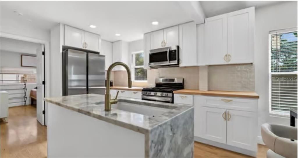 Active With Contract: $319,000 (2 beds, 1 baths, 699 Square Feet)