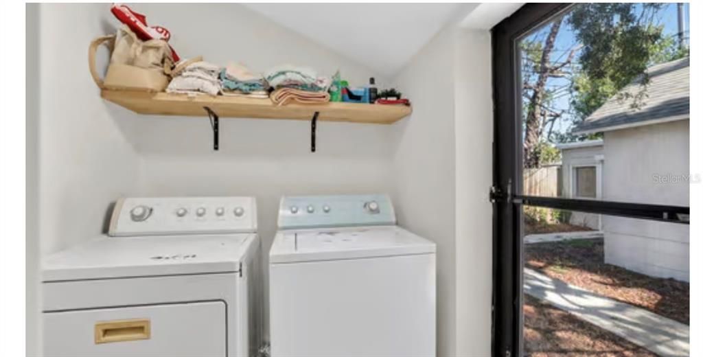 Active With Contract: $319,000 (2 beds, 1 baths, 699 Square Feet)