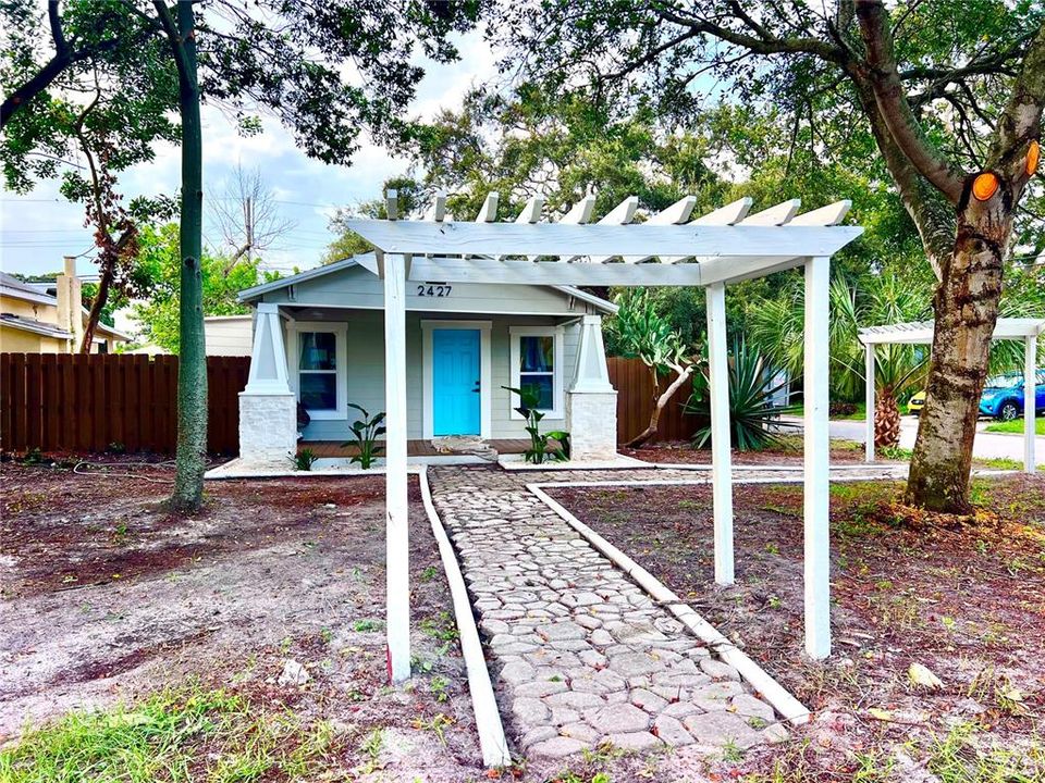 Active With Contract: $319,000 (2 beds, 1 baths, 699 Square Feet)