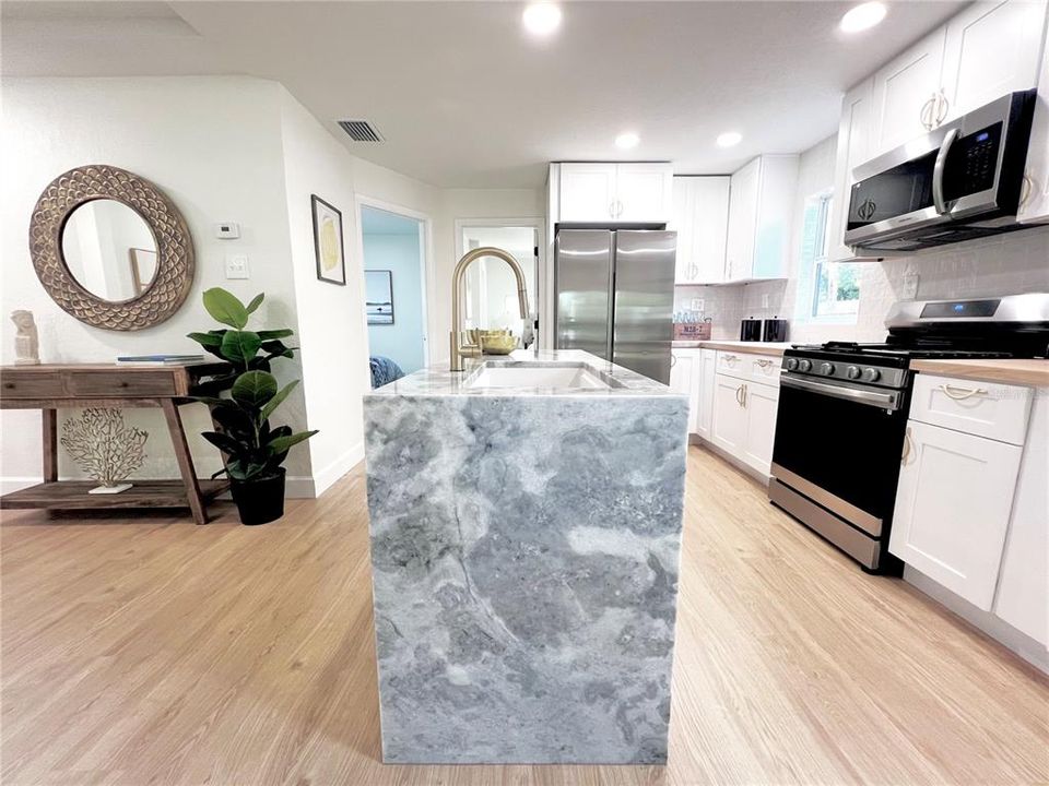 Active With Contract: $319,000 (2 beds, 1 baths, 699 Square Feet)