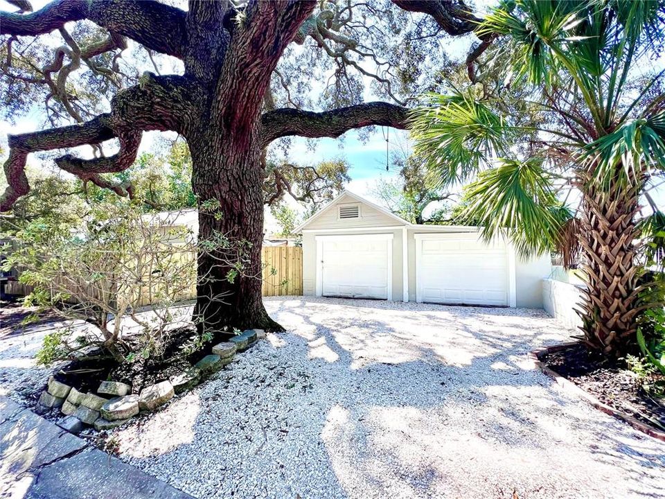 Active With Contract: $319,000 (2 beds, 1 baths, 699 Square Feet)